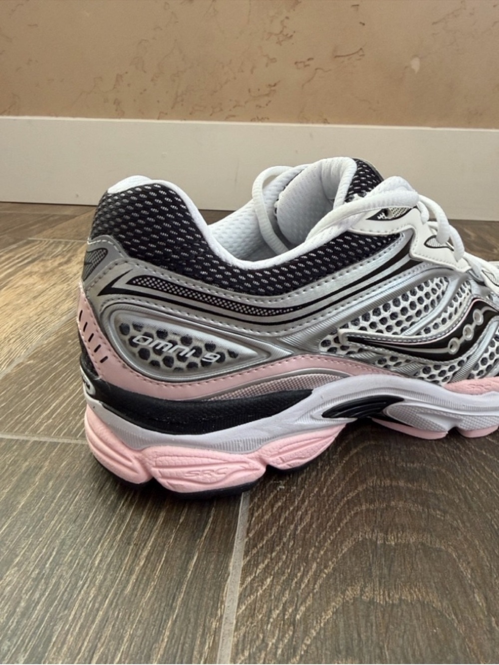 Saucony Men's Silver/Pink Retro
ProGrid Omni 9 Lifestyle Sneaker—11 - Picture 10 of 15